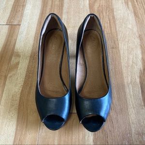 Clarks black peep-toe pumps 7.5W